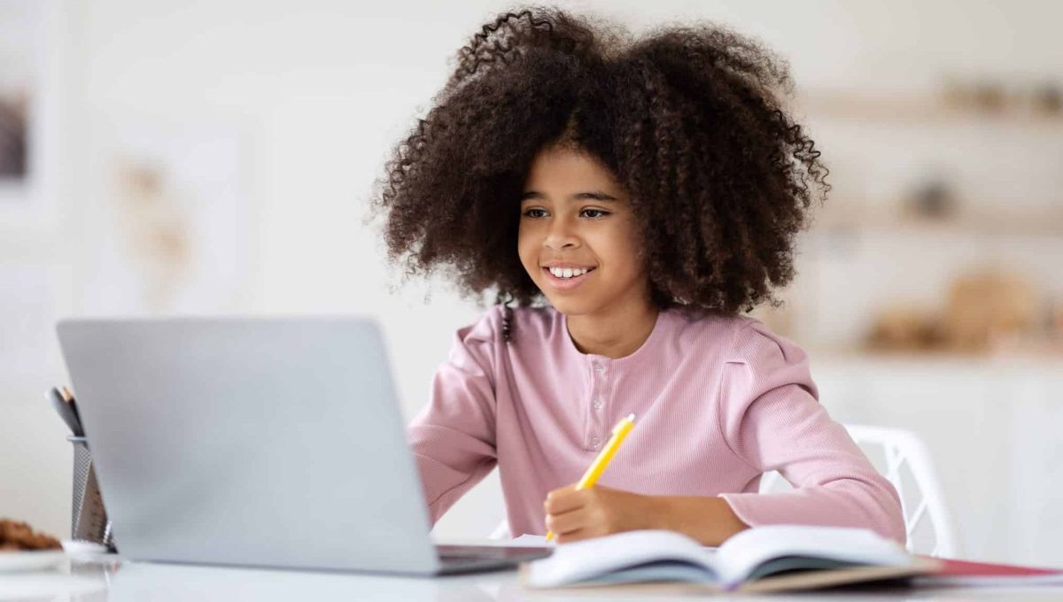 Jeune fille devant son écran, réivsant avec la plateforme J'ai 20 en maths