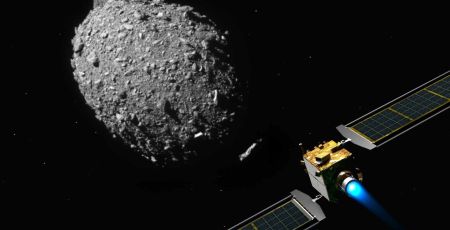 vaisseau satellite se dirigeant vers astéroïde dans l'espace