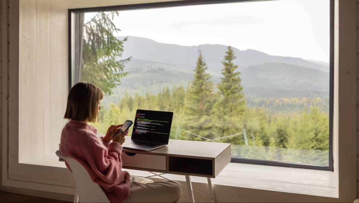 Une femme télétravaille à la campagne