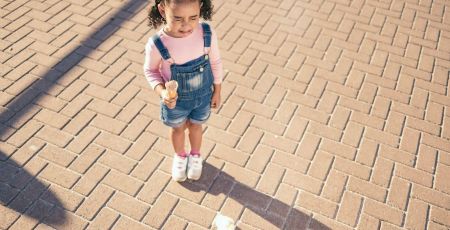 Photo représentant un enfant maladroit