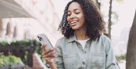 jeune femme avec son téléphone