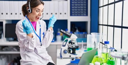 scientifique dans son laboratoire, heureuse