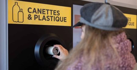 Une machine à consigne de bouteilles en plastique.