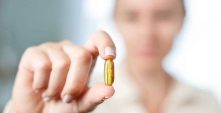 femme prend micronutrition