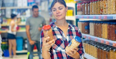 femme supermarché bocal en verre