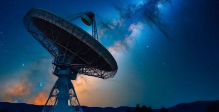 parabole dirigée vers l'univers