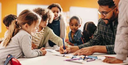 des enfants participent à un ateliers ludique avec un adulte.