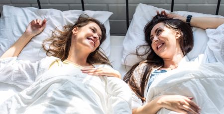 Un couple dans un lit.