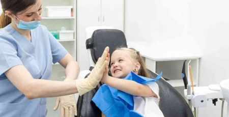 Visite chez la dentiste pédiatrique
