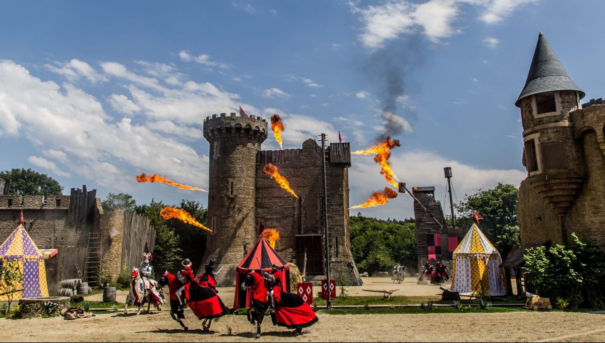 Les Chevaliers et l'attaque du château du Puy du Fou.