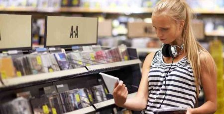 Une femme dans un magasin de disques.