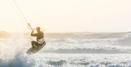 Amputé d’une jambe, il continue la pratique du kitesurf