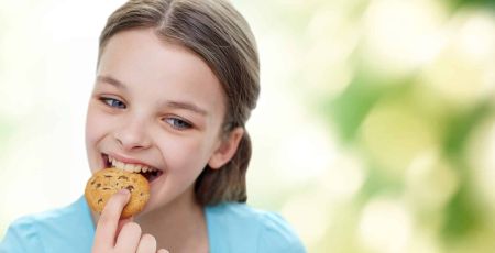 ENFANT MANGE GATEAU