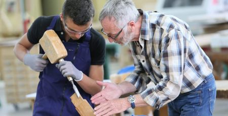 Artisanat : un jeune menuisier en apprentissage.