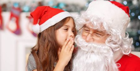 Le Père Noël et une petite fille