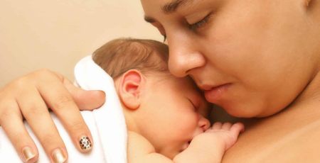 visuel représentant le peau à peau avec bébé