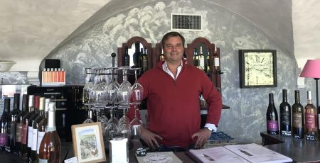 Albéric vous reçoit dans la cave de dégustation du domaine Carpe Diem