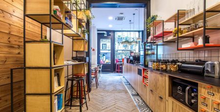 L'intérieur de L'Anticafé de Bordeaux.