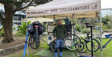 Bastien de l'Atelier Revi, le vélo itinérant qui répare les vélos.