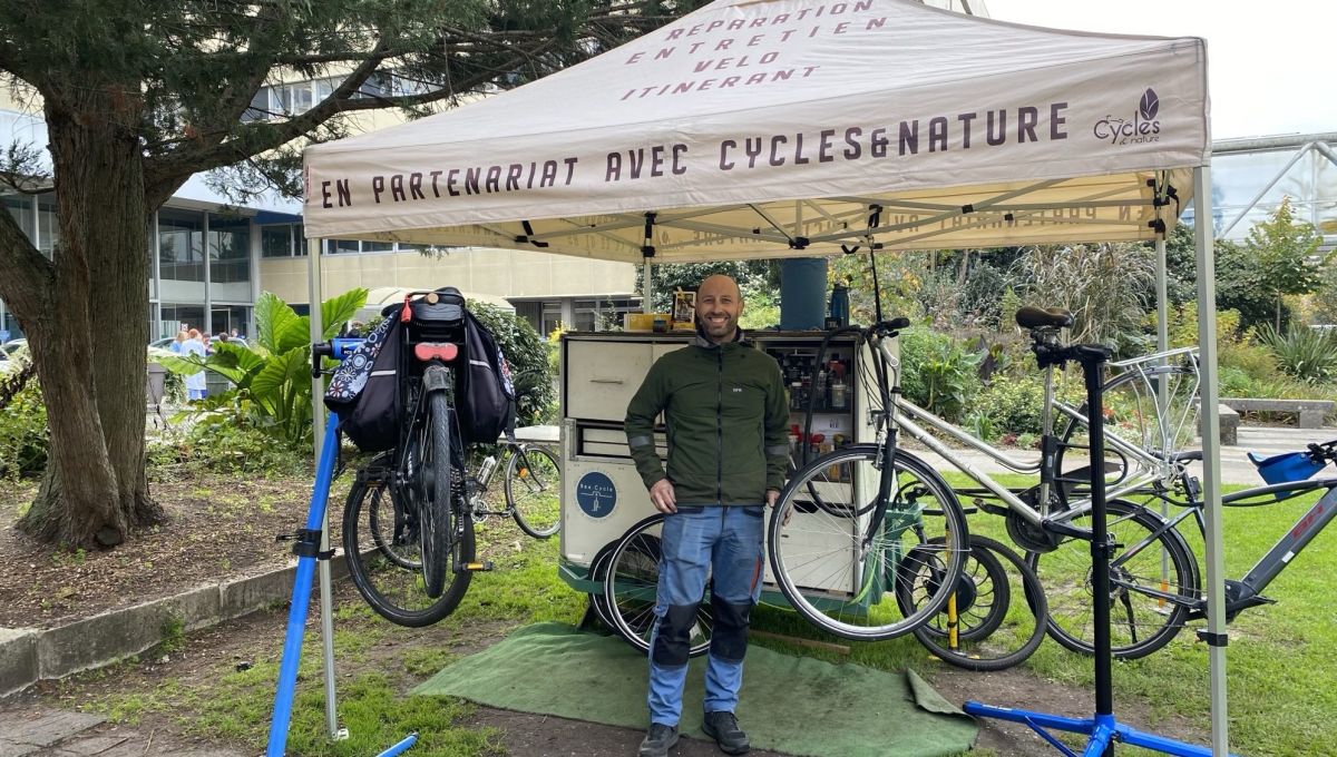 Bastien de l'Atelier Revi, le vélo itinérant qui répare les vélos.
