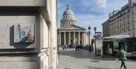 Paris : des artistes collent des boites à musique dans les rues