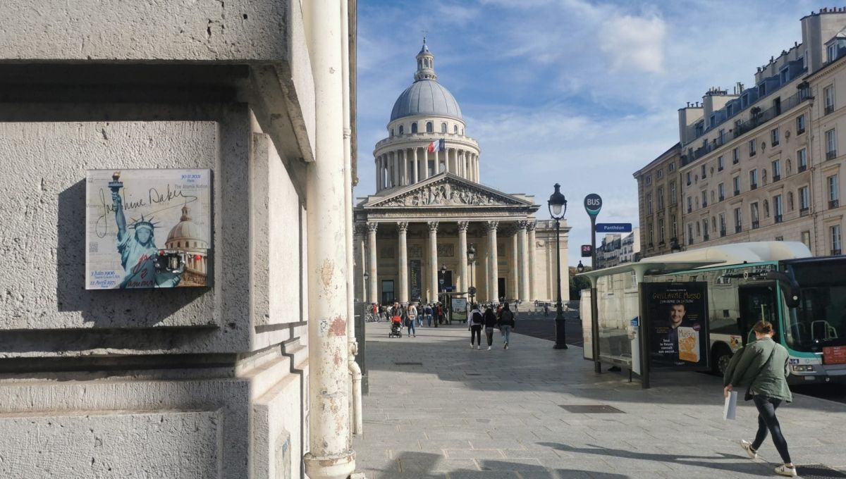 Paris : des artistes collent des boites à musique dans les rues