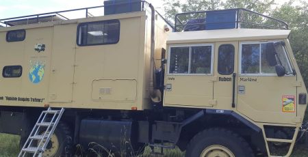 Le camion Bigbidulle qui transport la famille dans ses folles aventures