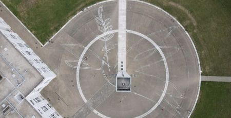 ils peignent une colombe géante vue du ciel