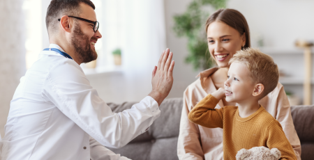 Un consulte un médecin