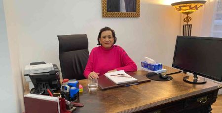 L'avocate Catherine Meimon Nisembaum assise à son bureau.