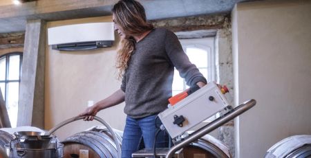 Cécile Giorza, la seule vinaigrière vigneronne de France / Photo D.R