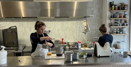 Chloé Charles dans sa cuisine économique et écologique