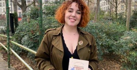 Clara et son livre inspirant.