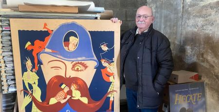 Claude Bertin Denis devant affiche de collection