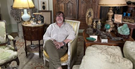 Claude Hubert créateur d'atmosphère dans sa demeure gersoise.