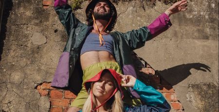 homme et femme avec des vetements colorés