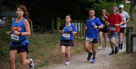 Des participants à La Course du Petit Prince courent sur l'écosite du Bourghail à Pessac en Gironde lors de la première édition