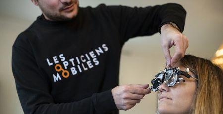 Un opticien fait un test de la vue a une dame