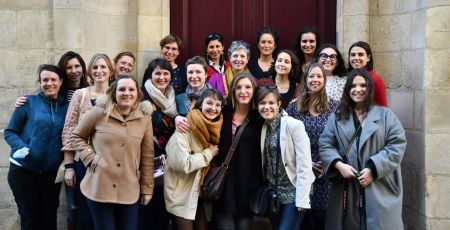 Les salariées et ambassadrices de Jeune et Rose posent dans un bâtiment