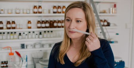 Delphine Landais parfumeur créateur sent un échantillon