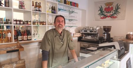 Denis partage les saveurs de la cuisine niçoise dans son restaurant