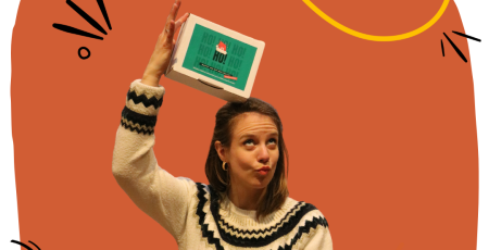 Caroline Fruchaud tient une Hostobox