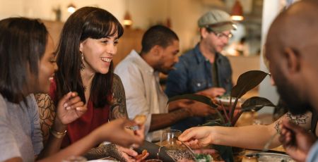 Un groupe au restaurant, dans la bonne humeur