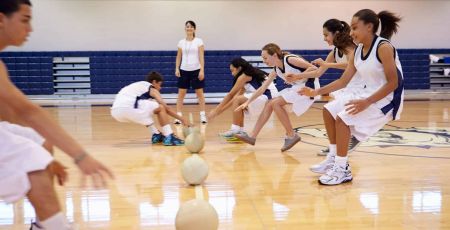 Paris : A la découverte du dodgeball, un sport qui prône la mixité