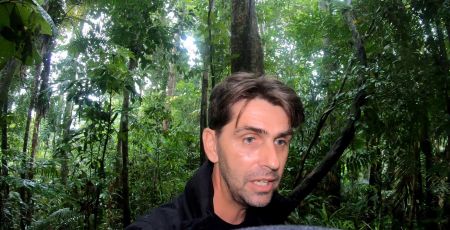 Chanee en repérage dans une forêt en sursis