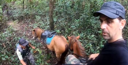 Chanee lors d' une patrouille équestre dans la jungle