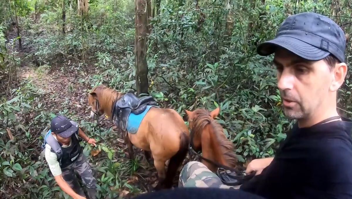 Chanee lors d' une patrouille équestre dans la jungle
