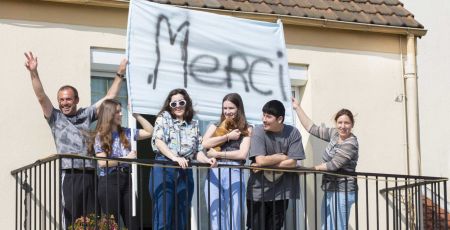 Fenêtre sur rue : le 1er confinement depuis l’objectif d’une photographe