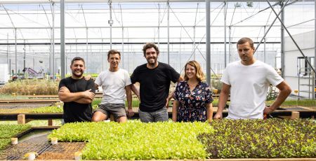 Les fondateurs de Nouvelles Fermes : Laura Gaury, Thomas Boisserie, Clément Follin, Arbelet, Paul Morel et Edouard Wautier, dans la ferme aquaponie urbaine à Mérignac