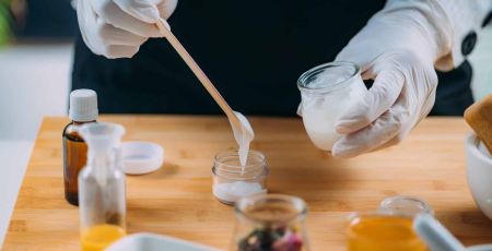 Une personne fabrique ses cosmétiques.